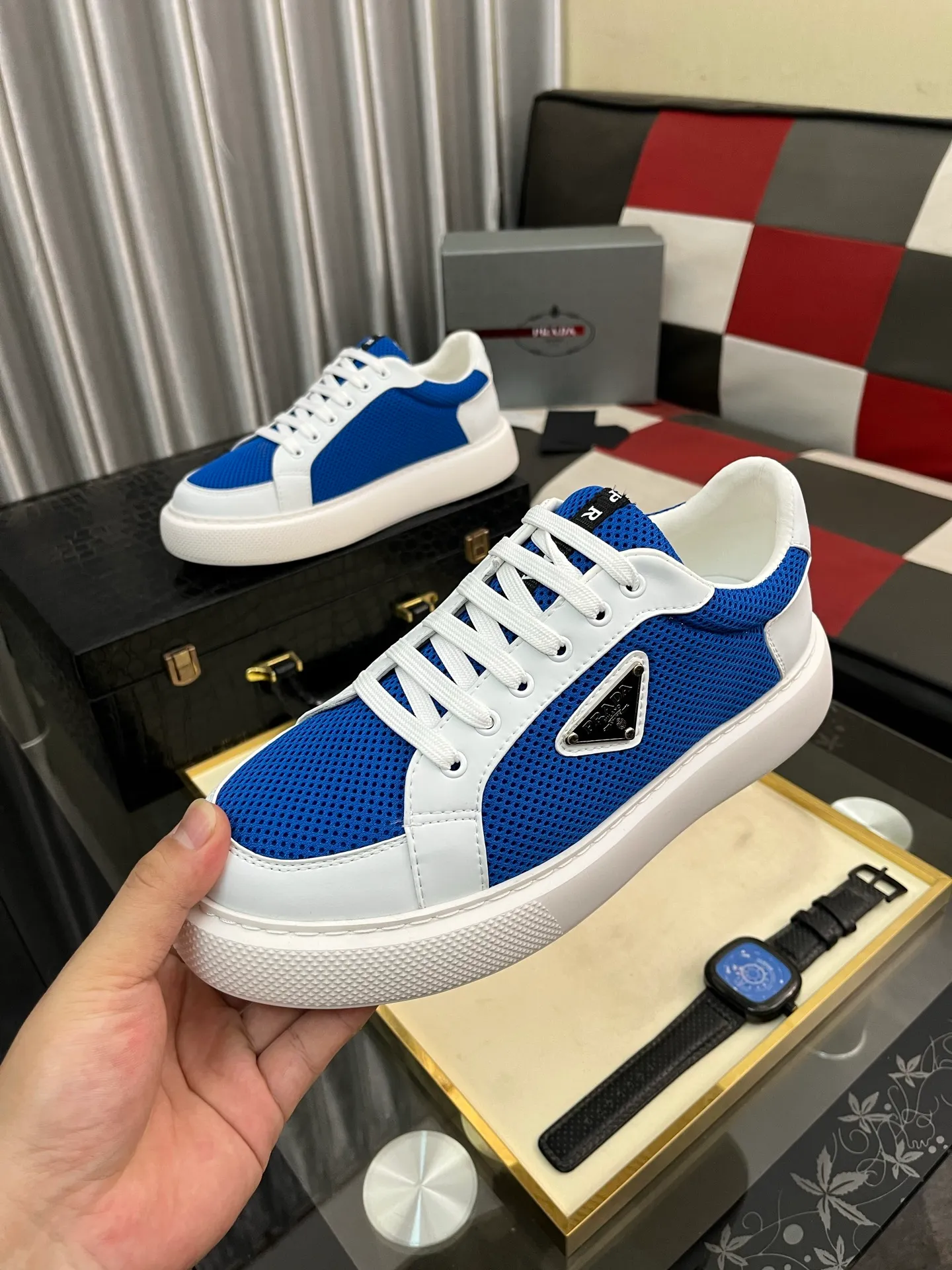 Men's men's shoes💰580⌚️⌚️Prada Prada early spring new model, top original quality, Prada casual sports shoes, made of imported solid color patent leather, spliced mesh cowhide upper, three-dimensional geometric segmentation, multi-color splicing, fashionable and generous, soft, comfortable and breathable. The tongue is decorated with classic letter logo, with fabric lining, cowhide foot pads, matched with P family's exclusive rubber outsole, upper material, breathable knitted fabric imported from Italy The delicate texture is super high-end! Fetal cowhide lining, super soft and comfortable, original molded outsole Size: 38-446️⃣ colors available